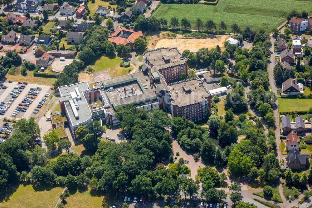 Aerial image Dorsten - Hospital grounds of the Clinic St Elisabeth-Krankenhaus Dorsten on Pfarrer-Wilhelm-Schmitz-Strasse in the district Hardt in Dorsten in the state North Rhine-Westphalia, Germany