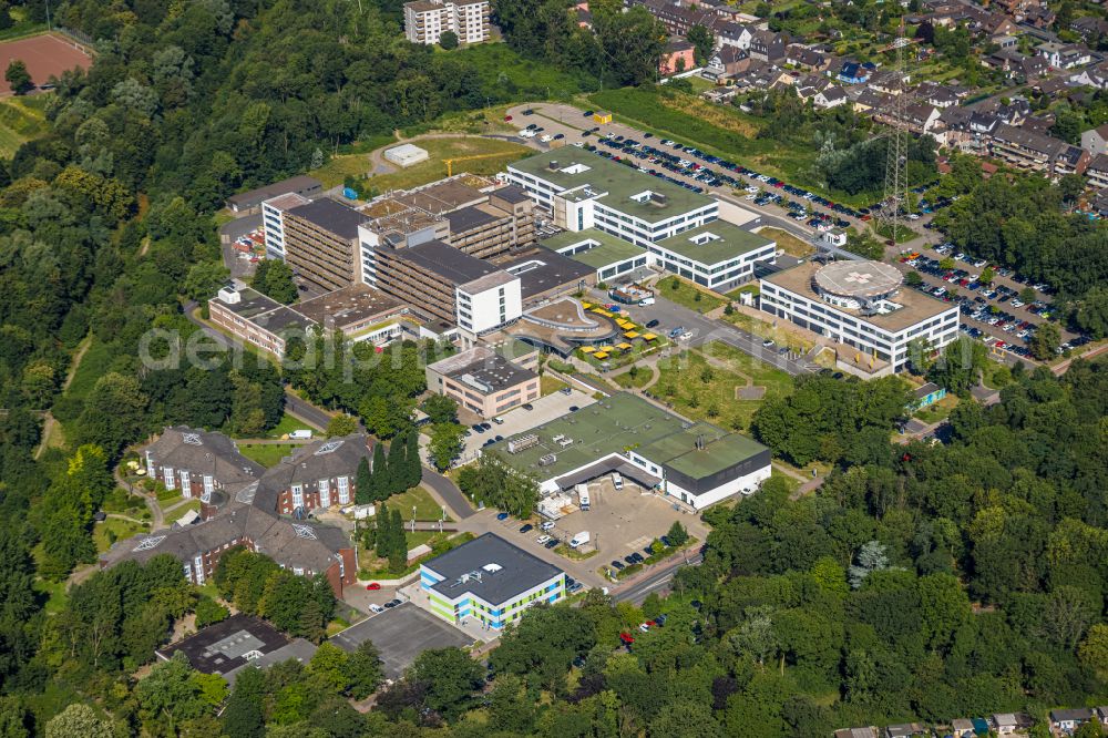 Aerial image Duisburg - Hospital grounds of the Clinic Evangelisches Krankenhaus Duisburg-Nord on Fahrner Strasse in the district Roettgersbach in Duisburg in the state North Rhine-Westphalia, Germany