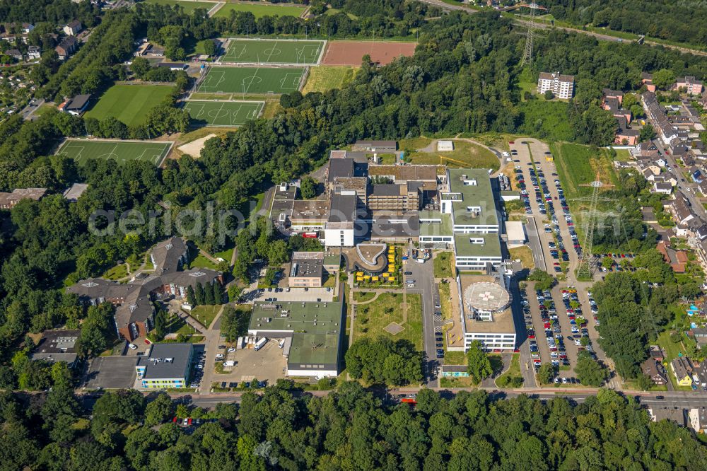 Aerial photograph Duisburg - Hospital grounds of the Clinic Evangelisches Krankenhaus Duisburg-Nord on Fahrner Strasse in the district Roettgersbach in Duisburg in the state North Rhine-Westphalia, Germany