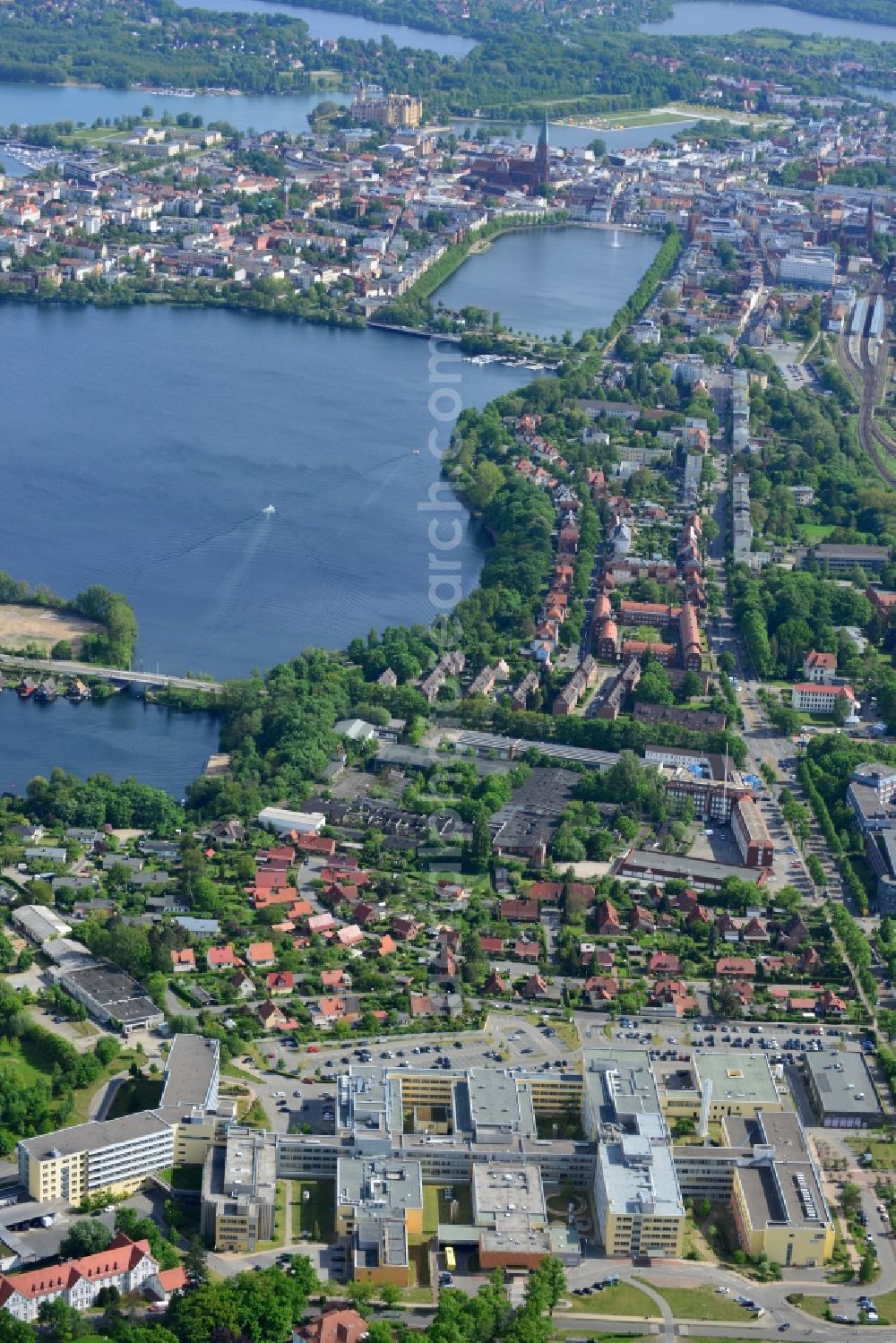 Aerial image Schwerin - Clinic of the hospital grounds der HELIOS Kliniken GmbH in Schwerin in the state Mecklenburg - Western Pomerania