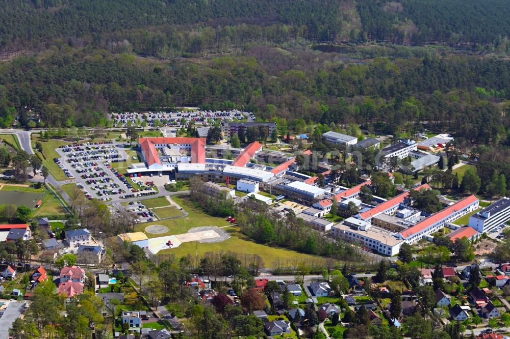 Bad Saarow from the bird's eye view: Clinic of the hospital grounds HELIOS Klinikum Bad Saarow Klinik fuer Anaesthesiologie, Intensivmedizin, Notfallmedizin und Schmerztherapie an der Pieskower Strasse in Bad Saarow in the state Brandenburg