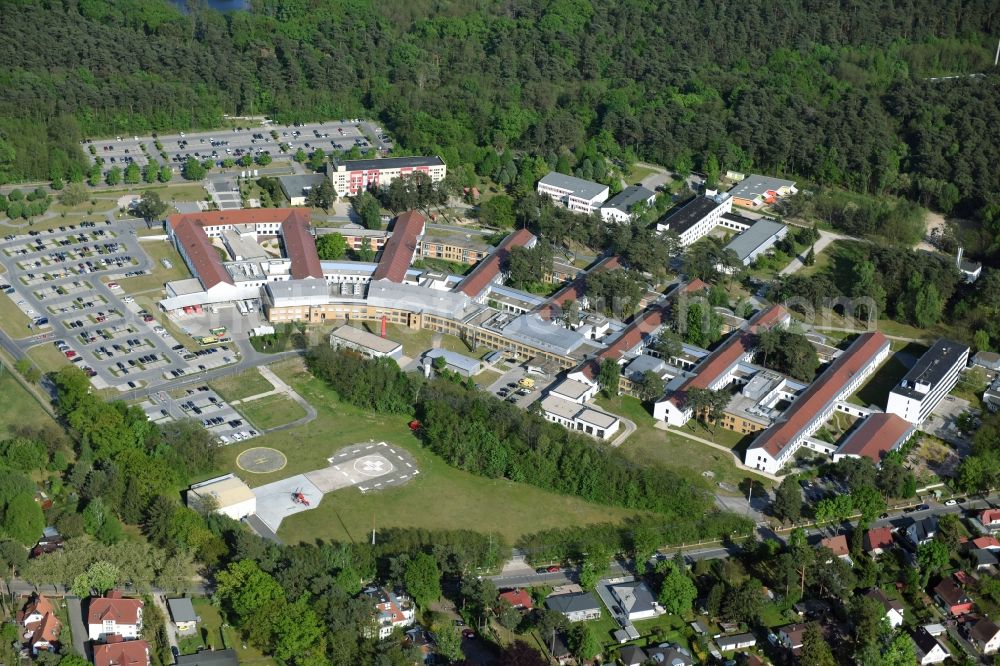 Bad Saarow from the bird's eye view: Clinic of the hospital grounds HELIOS Klinikum Bad Saarow Klinik fuer Anaesthesiologie, Intensivmedizin, Notfallmedizin und Schmerztherapie an der Pieskower Strasse in Bad Saarow in the state Brandenburg