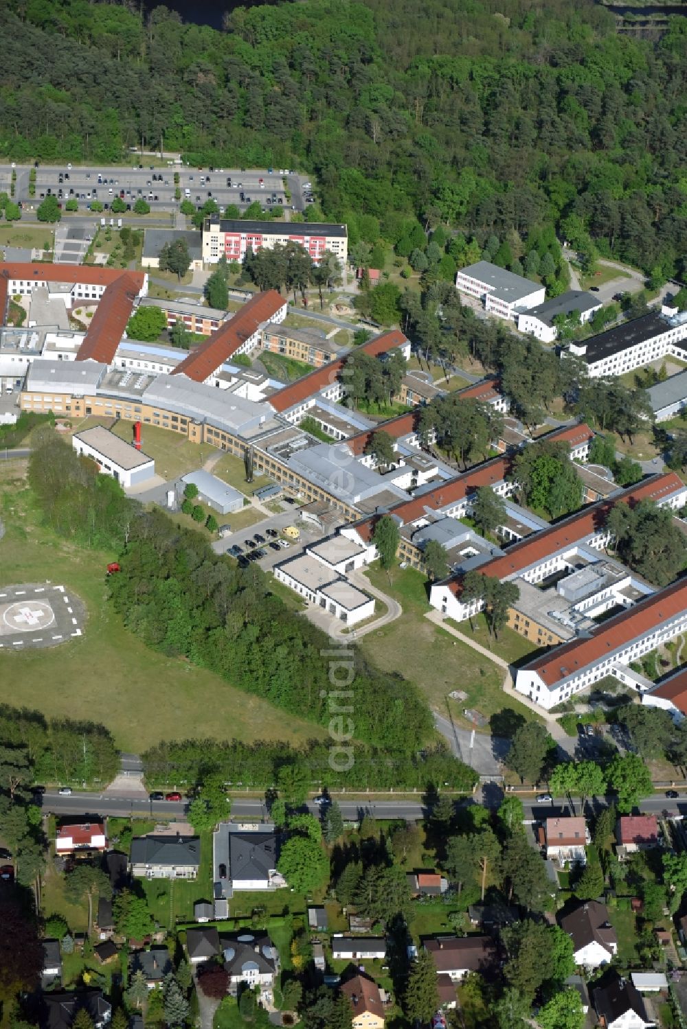 Aerial photograph Bad Saarow - Clinic of the hospital grounds HELIOS Klinikum Bad Saarow Klinik fuer Anaesthesiologie, Intensivmedizin, Notfallmedizin und Schmerztherapie an der Pieskower Strasse in Bad Saarow in the state Brandenburg