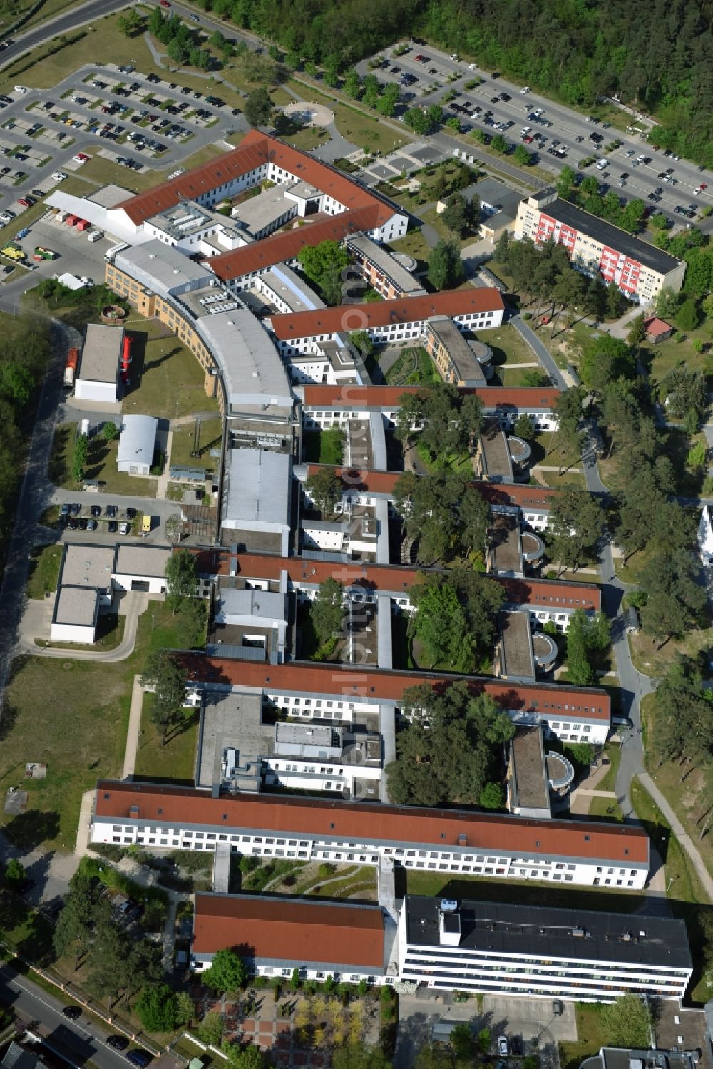 Bad Saarow from the bird's eye view: Clinic of the hospital grounds HELIOS Klinikum Bad Saarow Klinik fuer Anaesthesiologie, Intensivmedizin, Notfallmedizin und Schmerztherapie an der Pieskower Strasse in Bad Saarow in the state Brandenburg