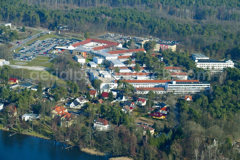 Bad Saarow from the bird's eye view: Clinic of the hospital grounds HELIOS Klinikum Bad Saarow Klinik fuer Anaesthesiologie, Intensivmedizin, Notfallmedizin und Schmerztherapie an der Pieskower Strasse in Bad Saarow in the state Brandenburg