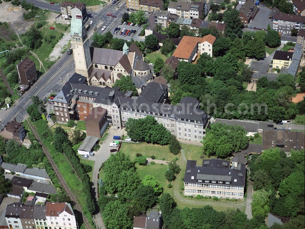 Duisburg from above - Clinic of the hospital grounds Helios Klinikum Duisburg - Notfall Ambulanz an der Wanheimer Str in Duisburg in the state North Rhine-Westphalia