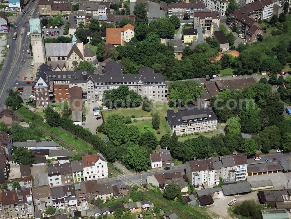 Duisburg from the bird's eye view: Clinic of the hospital grounds Helios Klinikum Duisburg - Notfall Ambulanz an der Wanheimer Str in Duisburg in the state North Rhine-Westphalia