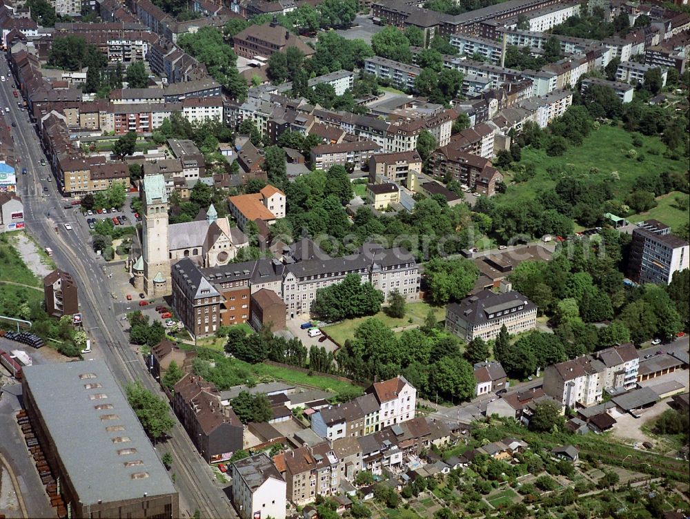 Aerial image Duisburg - Clinic of the hospital grounds Helios Klinikum Duisburg - Notfall Ambulanz an der Wanheimer Str in Duisburg in the state North Rhine-Westphalia