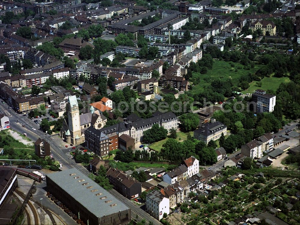 Aerial photograph Duisburg - Clinic of the hospital grounds Helios Klinikum Duisburg - Notfall Ambulanz an der Wanheimer Str in Duisburg in the state North Rhine-Westphalia