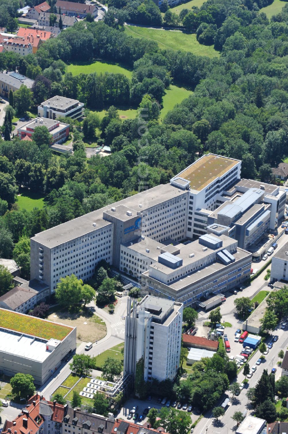 München from above - Hospital grounds of the Clinic Helios Klinikum Muenchen West on street Steinerweg in Munich in the state Bavaria, Germany