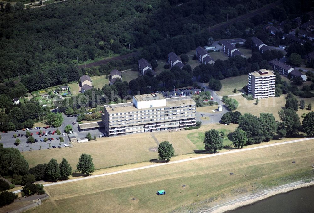 Aerial photograph Duisburg - Clinic of the hospital grounds Helios-Rhein Klinik on Ahrstrasse in Duisburg in the state North Rhine-Westphalia