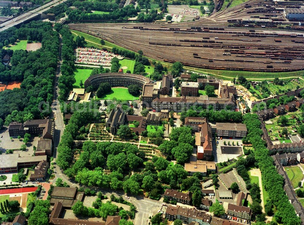 Aerial image Duisburg - Hospital grounds of the ClinicSt. Johannes-Hospital Institut fuer Radiologie An der Abtei in Duisburg in the state North Rhine-Westphalia