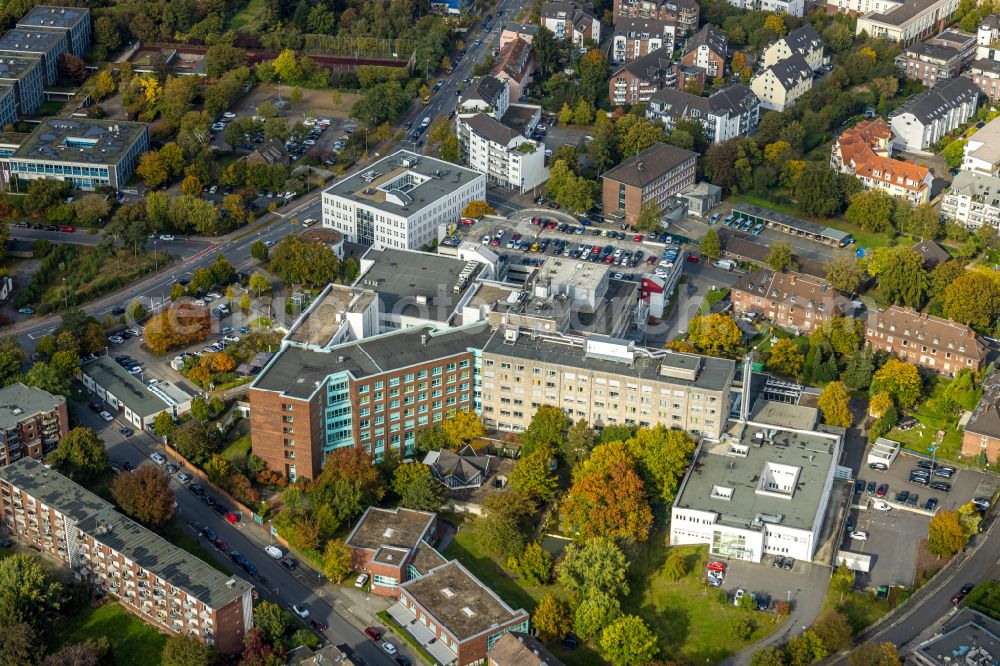 Aerial image Moers - Hospital grounds of the Clinic St. Josef Krankenhaus GmbH Moers on Asberger Strasse in the district Asberg in Moers in the state North Rhine-Westphalia, Germany