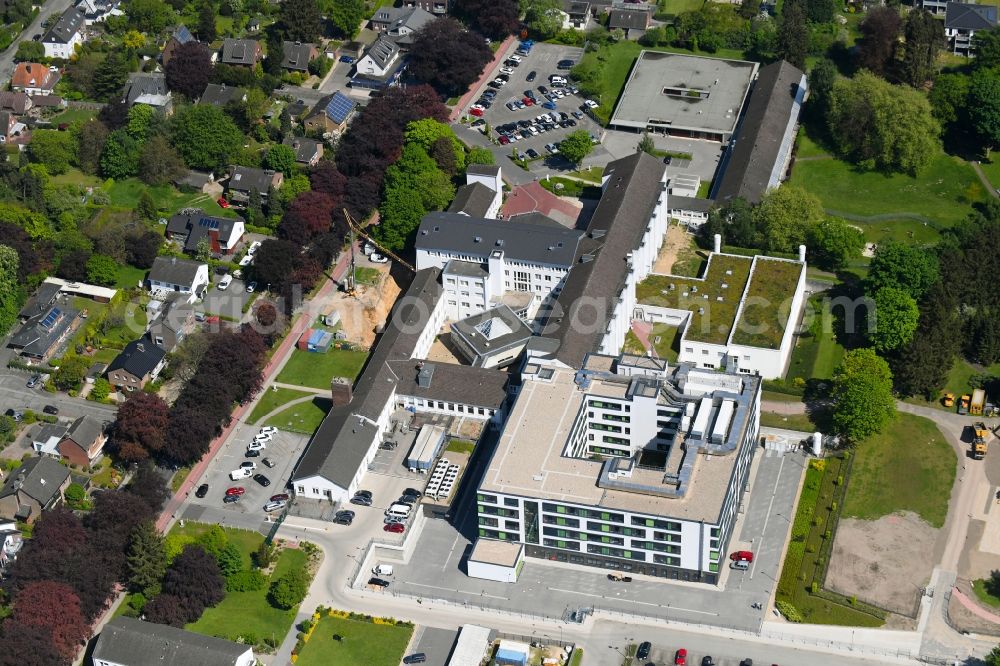 Kleve from the bird's eye view: Hospital grounds of the Clinic Katholisches Karl Leisner Klinikum gGmbH - St.-Antonius-Hospital Kleve on Albersallee in Kleve in the state North Rhine-Westphalia, Germany