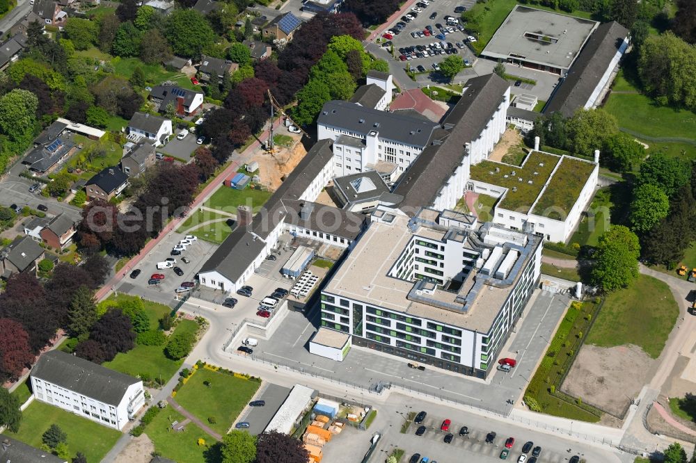 Aerial image Kleve - Hospital grounds of the Clinic Katholisches Karl Leisner Klinikum gGmbH - St.-Antonius-Hospital Kleve on Albersallee in Kleve in the state North Rhine-Westphalia, Germany