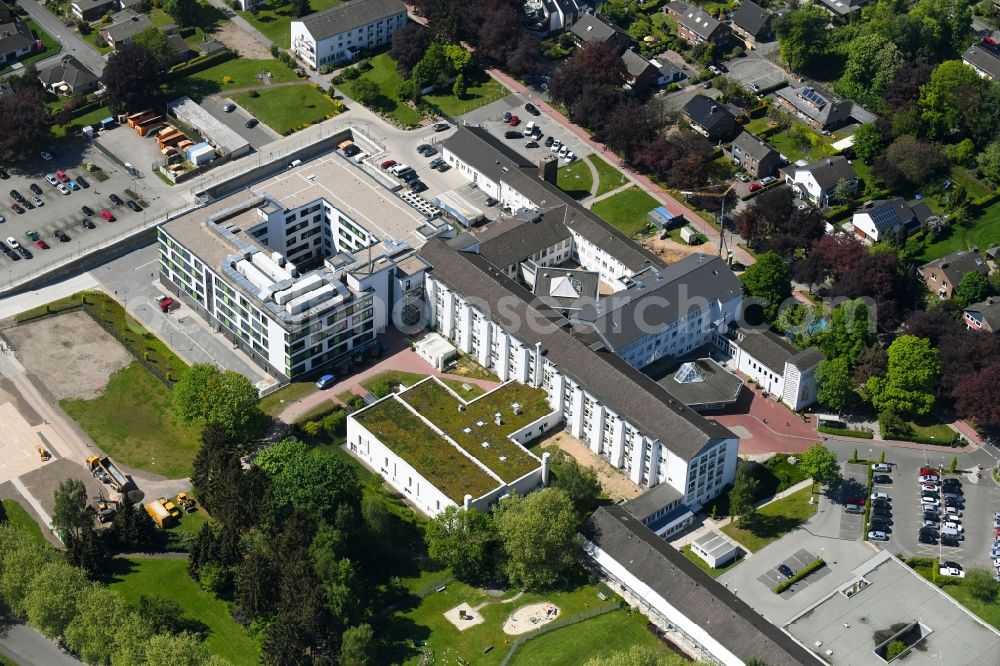 Kleve from the bird's eye view: Hospital grounds of the Clinic Katholisches Karl Leisner Klinikum gGmbH - St.-Antonius-Hospital Kleve on Albersallee in Kleve in the state North Rhine-Westphalia, Germany