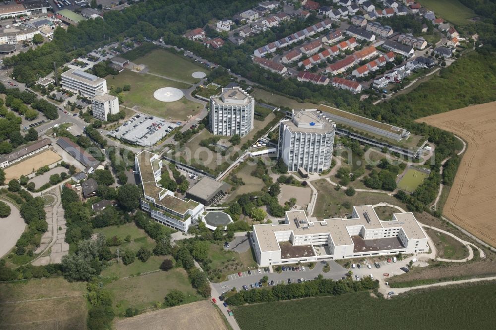 Ludwigshafen am Rhein from the bird's eye view: Hospital grounds of the Clinic BG Klinik Ludwigshafen in Ludwigshafen am Rhein in the state Rhineland-Palatinate. Behind this the accident hospital Ludwigshafen