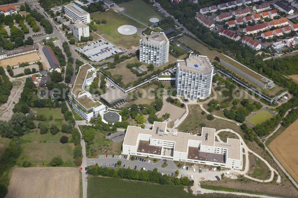 Aerial image Ludwigshafen am Rhein - Hospital grounds of the Clinic BG Klinik Ludwigshafen in Ludwigshafen am Rhein in the state Rhineland-Palatinate. Behind this the accident hospital Ludwigshafen