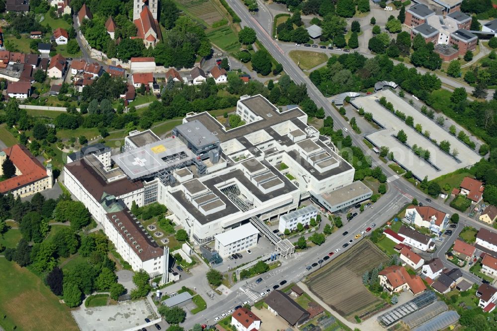 Straubing from above - Hospital grounds of the Clinic Klinikum Sankt Elisabeth Straubing on St.-Elisabeth-Strasse in Straubing in the state Bavaria, Germany