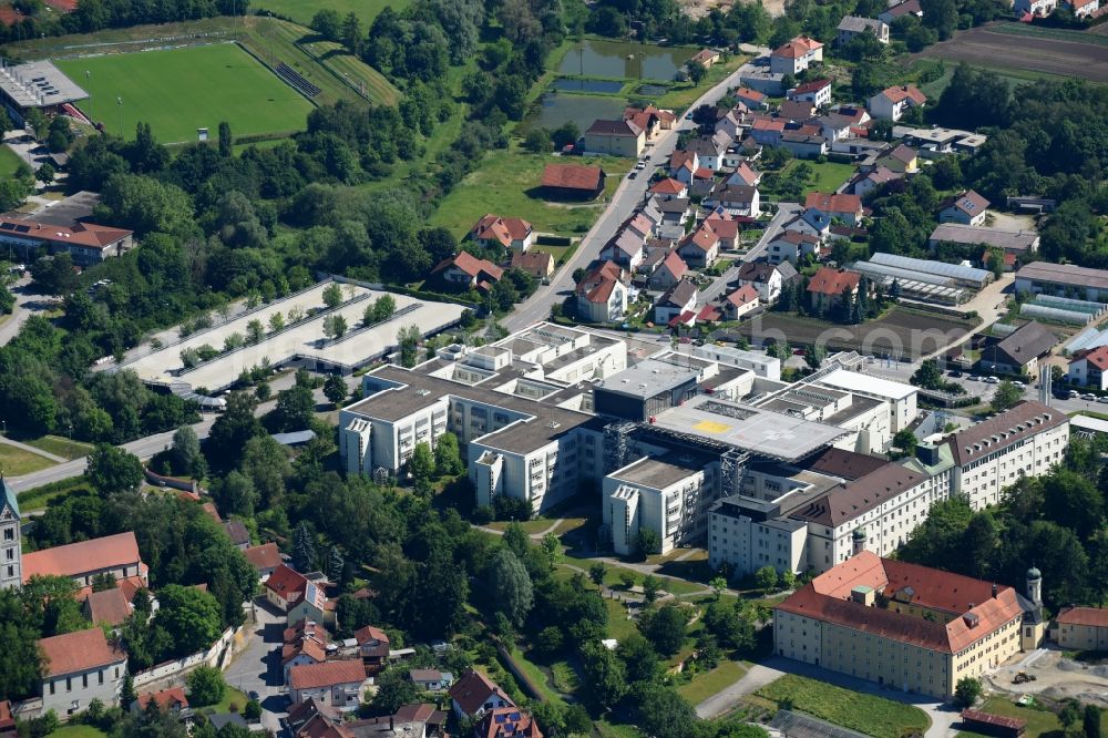 Straubing from the bird's eye view: Hospital grounds of the Clinic Klinikum Sankt Elisabeth Straubing on St.-Elisabeth-Strasse in Straubing in the state Bavaria, Germany