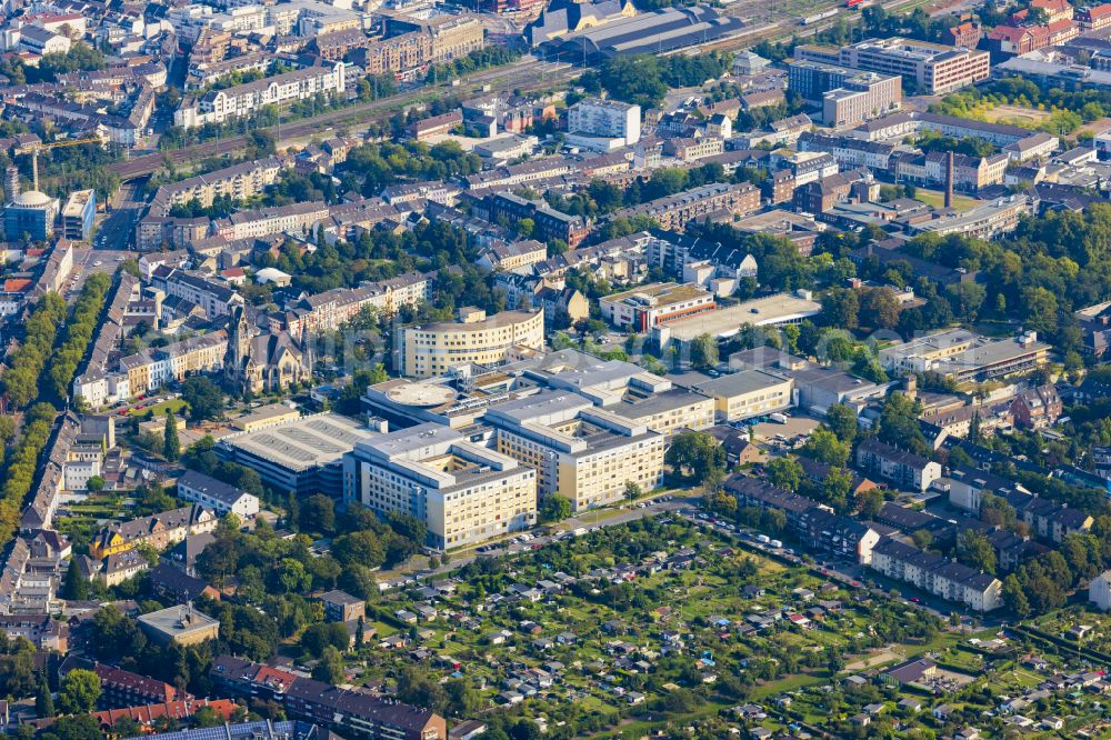 Aerial image Krefeld - Hospital grounds of the Helios Klinikum Krefeld at Lutherplatz in Krefeld in the Ruhr area in the federal state of North Rhine-Westphalia, Germany