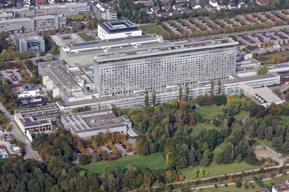 Aerial photograph München - Hospital grounds of the Clinic LMU - Klinikum of Universitaet Muenchen in the district Grosshadern in Munich in the state Bavaria, Germany