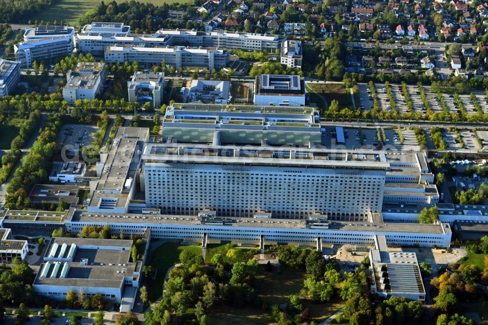 Aerial image München - Hospital grounds of the Clinic LMU - Klinikum of Universitaet Muenchen in the district Grosshadern in Munich in the state Bavaria, Germany