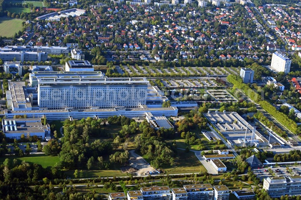 Aerial image München - Hospital grounds of the Clinic LMU - Klinikum of Universitaet Muenchen in the district Grosshadern in Munich in the state Bavaria, Germany