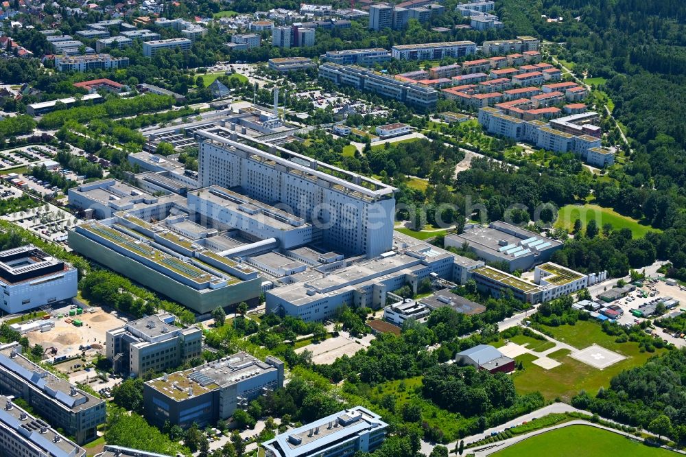 München from the bird's eye view: Hospital grounds of the Clinic LMU - Klinikum of Universitaet Muenchen in the district Grosshadern in Munich in the state Bavaria, Germany