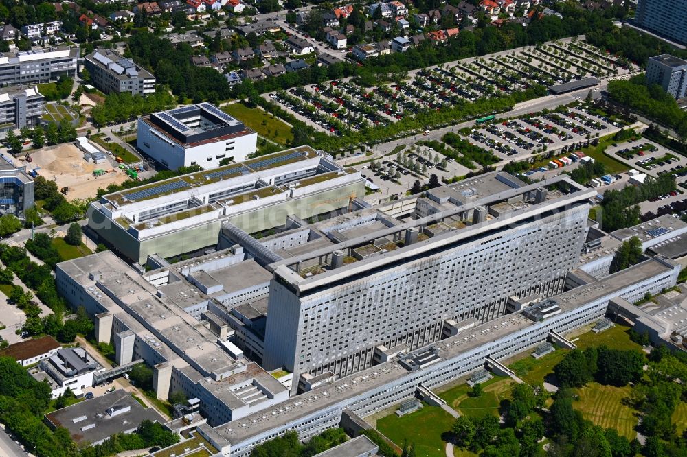 Aerial photograph München - Hospital grounds of the Clinic LMU - Klinikum of Universitaet Muenchen in the district Grosshadern in Munich in the state Bavaria, Germany