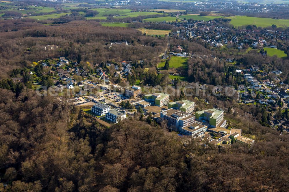 Aerial photograph Essen - Hospital grounds of the Clinic MediClin Fachklinik Rhein/Ruhr Auf of Roetsch in the district Werden in Essen in the state North Rhine-Westphalia, Germany