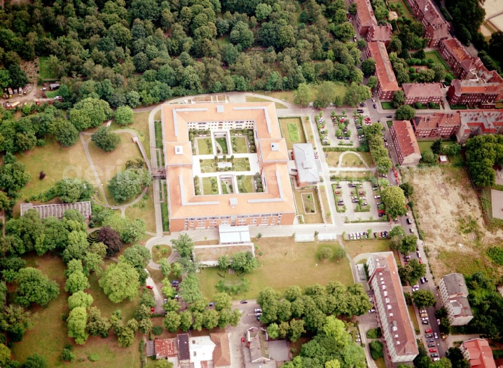 Berlin from above - Hospital grounds of the Clinic Park-Klinik Weissensee on Schoenstrasse in the district Weissensee in Berlin, Germany