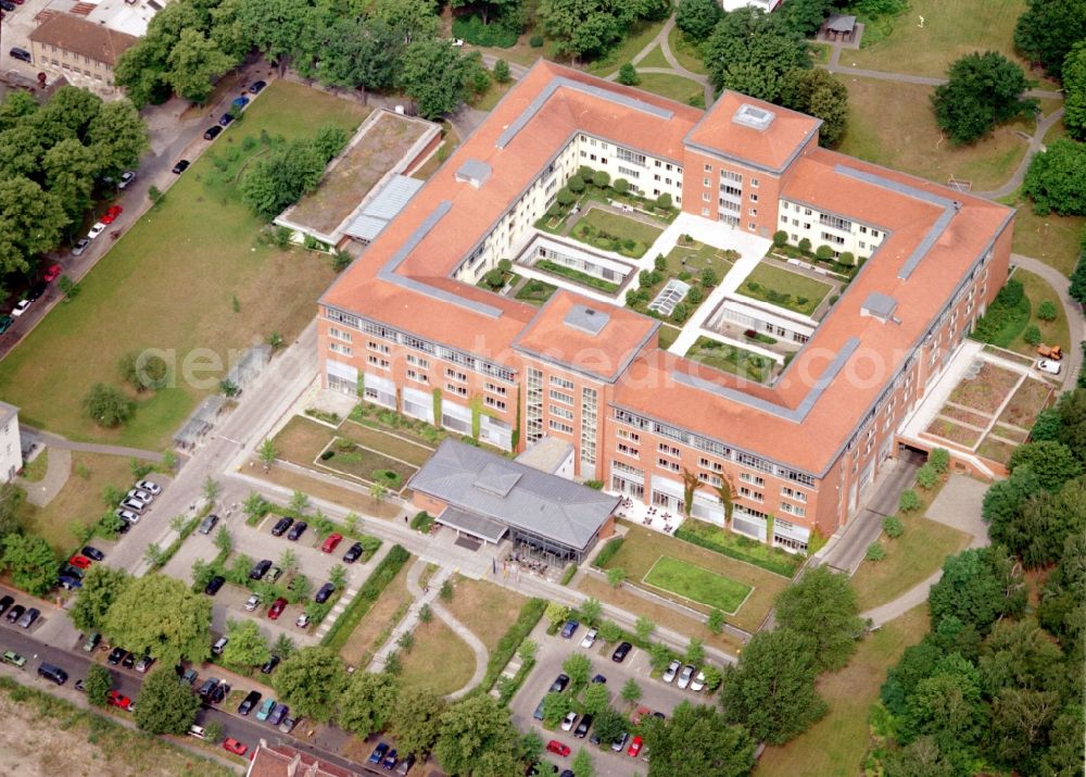 Aerial image Berlin - Hospital grounds of the Clinic Park-Klinik Weissensee on Schoenstrasse in the district Weissensee in Berlin, Germany