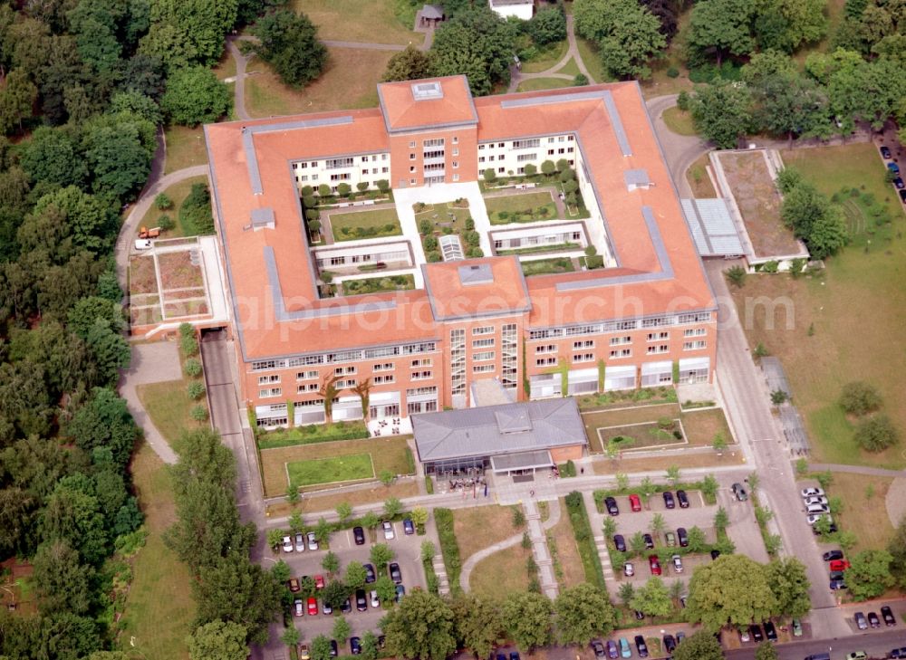 Aerial image Berlin - Hospital grounds of the Clinic Park-Klinik Weissensee on Schoenstrasse in the district Weissensee in Berlin, Germany