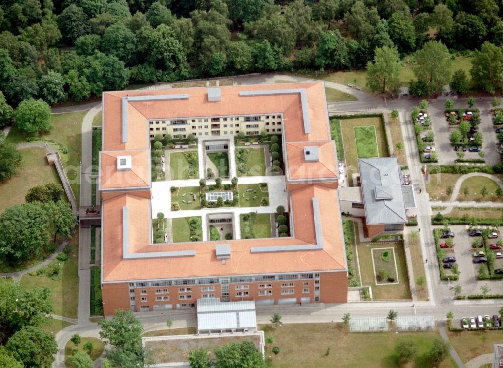 Berlin from above - Hospital grounds of the Clinic Park-Klinik Weissensee on Schoenstrasse in the district Weissensee in Berlin, Germany