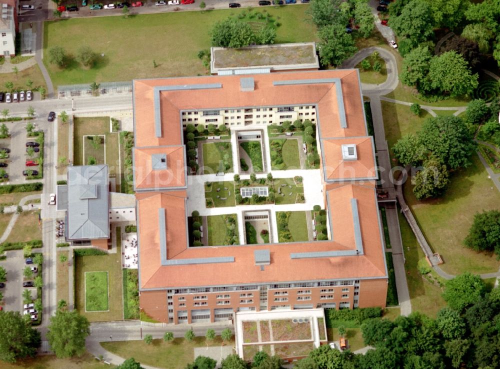 Aerial image Berlin - Hospital grounds of the Clinic Park-Klinik Weissensee on Schoenstrasse in the district Weissensee in Berlin, Germany