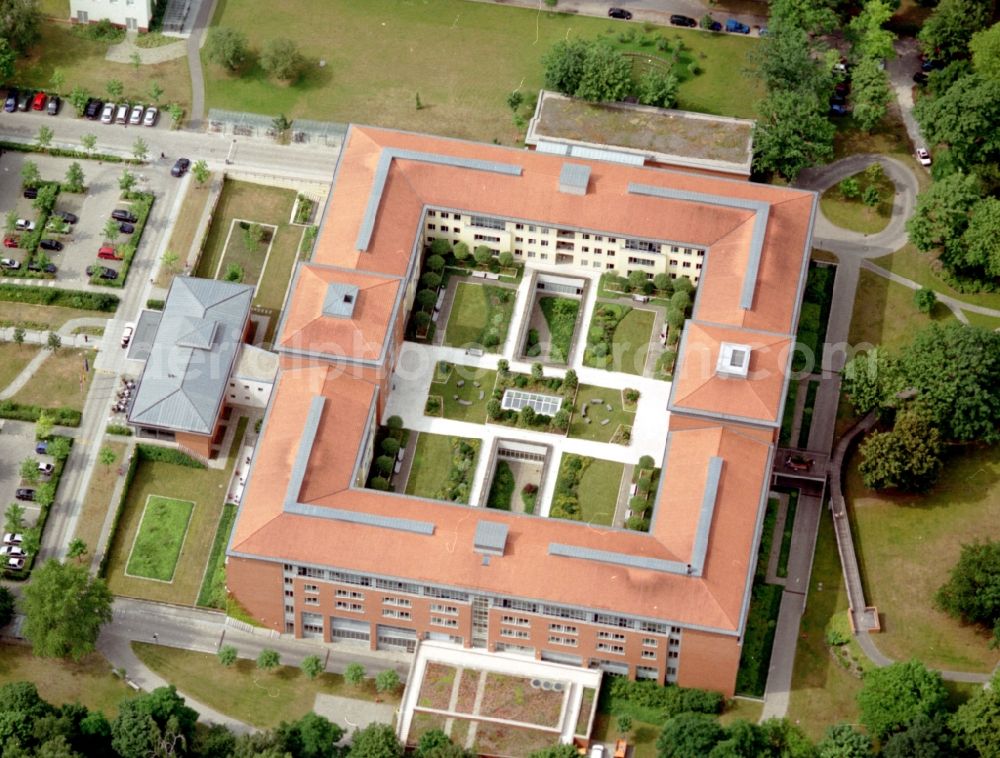 Aerial photograph Berlin - Hospital grounds of the Clinic Park-Klinik Weissensee on Schoenstrasse in the district Weissensee in Berlin, Germany