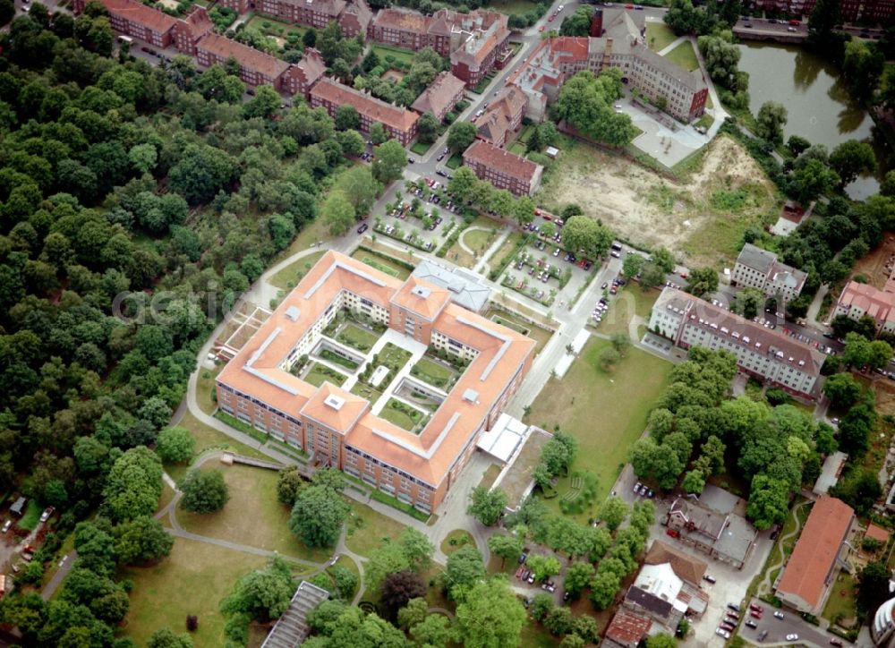 Berlin from the bird's eye view: Hospital grounds of the Clinic Park-Klinik Weissensee on Schoenstrasse in the district Weissensee in Berlin, Germany