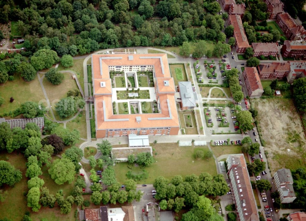 Aerial image Berlin - Hospital grounds of the Clinic Park-Klinik Weissensee on Schoenstrasse in the district Weissensee in Berlin, Germany