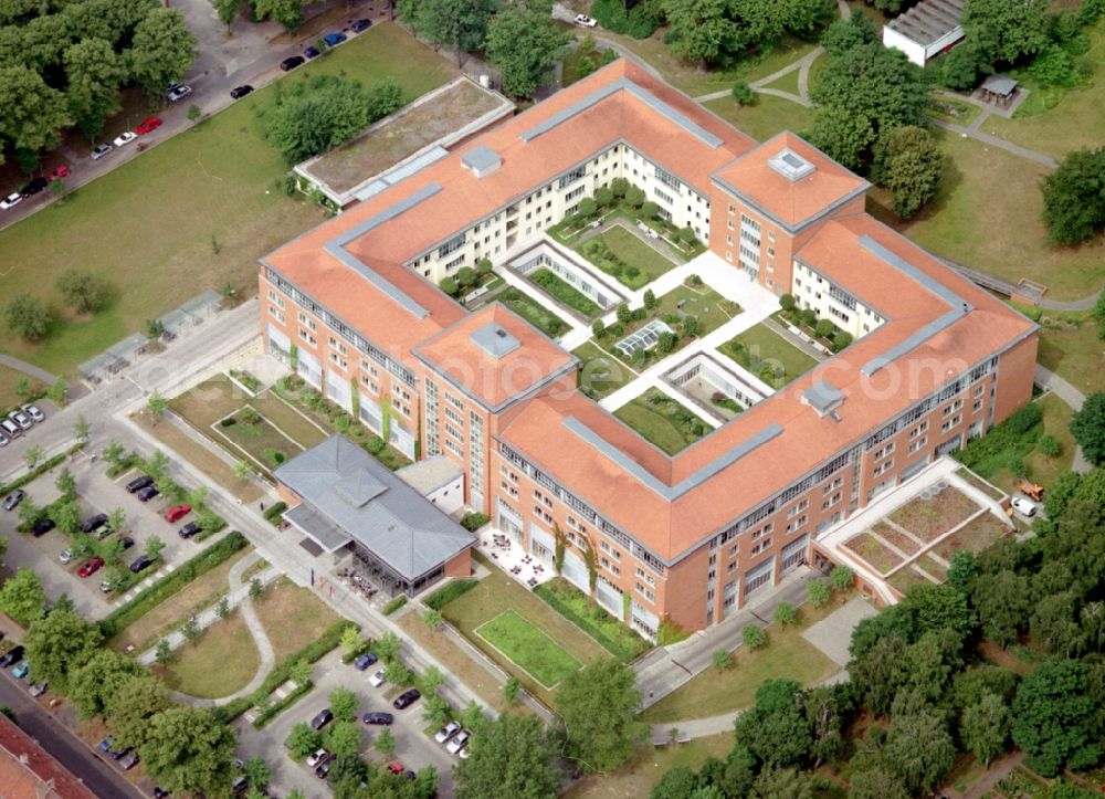 Berlin from the bird's eye view: Hospital grounds of the Clinic Park-Klinik Weissensee on Schoenstrasse in the district Weissensee in Berlin, Germany