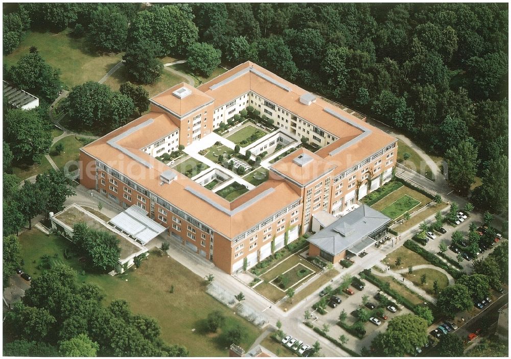 Aerial image Berlin - Hospital grounds of the Clinic Park-Klinik Weissensee on Schoenstrasse in the district Weissensee in Berlin, Germany