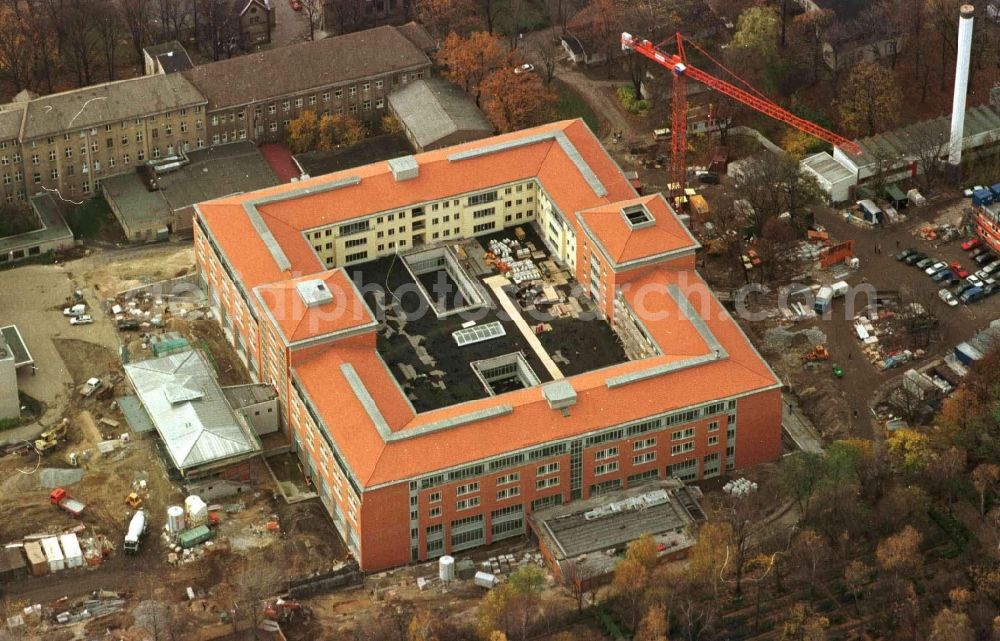 Aerial image Berlin - Hospital grounds of the Clinic Park-Klinik Weissensee on Schoenstrasse in the district Weissensee in Berlin, Germany