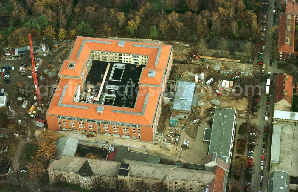 Aerial photograph Berlin - Hospital grounds of the Clinic Park-Klinik Weissensee on Schoenstrasse in the district Weissensee in Berlin, Germany