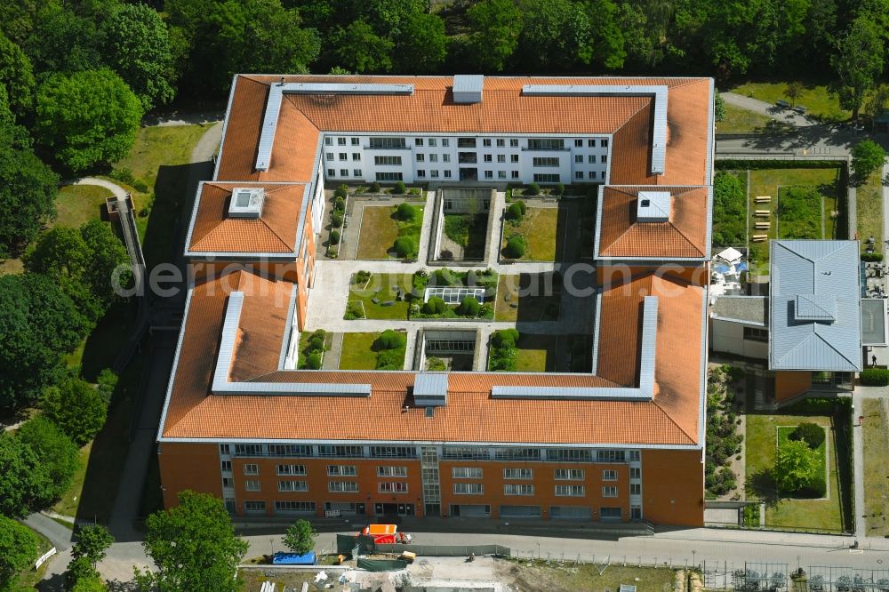 Aerial image Berlin - Hospital grounds of the Clinic Park-Klinik Weissensee on Schoenstrasse in the district Weissensee in Berlin, Germany