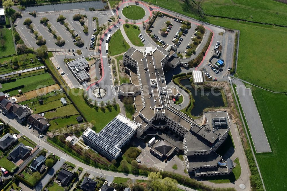 Aerial photograph Halle - Clinic of the hospital grounds Reg. Ziekenhuis St Maria Ziekenhuislaan and AZ Sint - Maria in Halle in Vlaan deren, Belgium