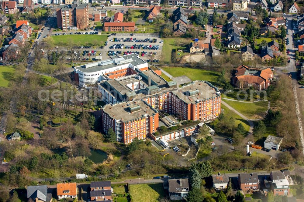 Aerial photograph Dorsten - Hospital grounds of the Clinic Sankt Elisabeth-Krankenhaus Dorsten on Pfarrer-Wilhelm-Schmitz-Strasse in the district Hardt in Dorsten in the state North Rhine-Westphalia, Germany