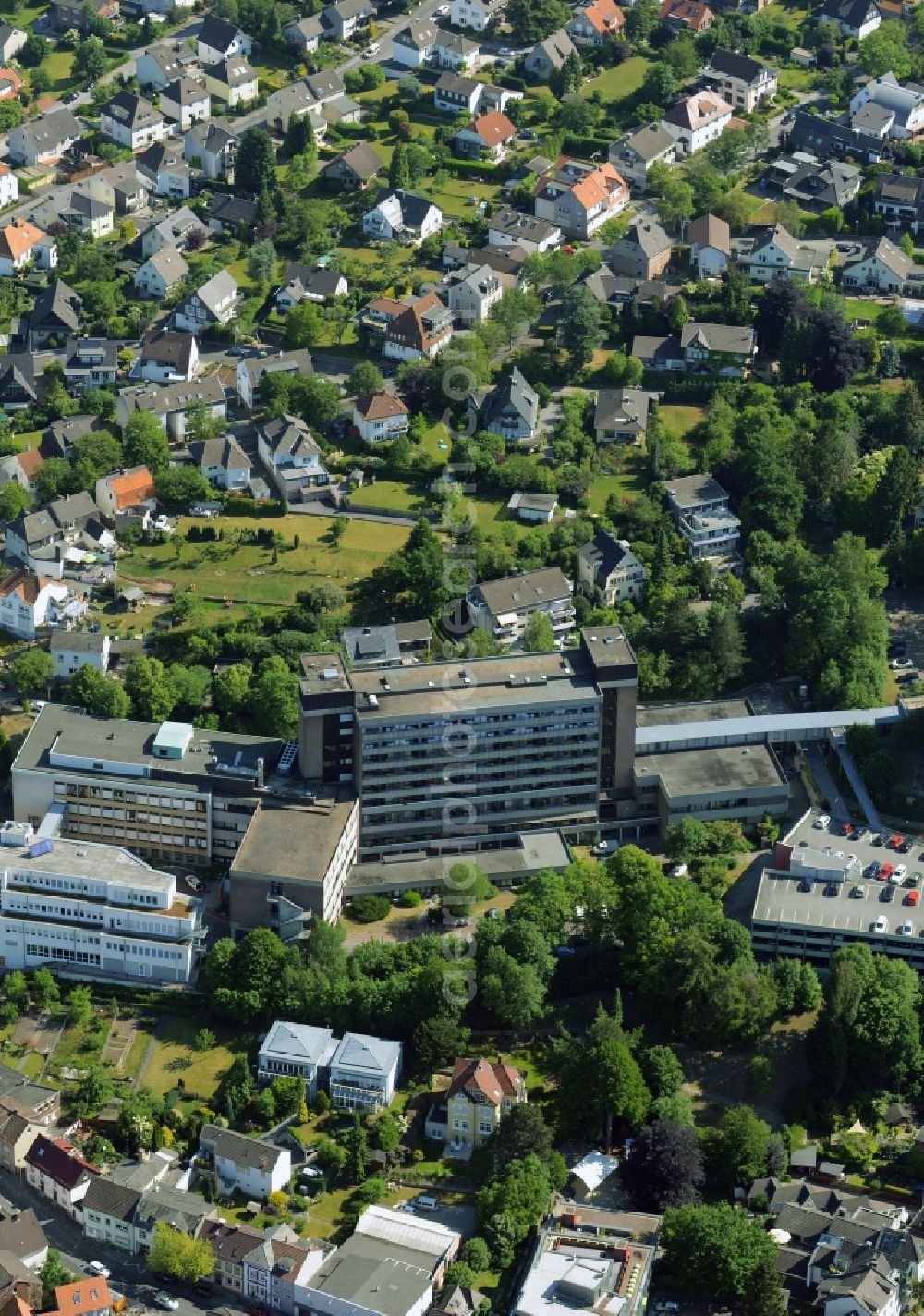 Menden (Sauerland) from the bird's eye view: Clinic of the hospital grounds Sankt Vincenz-Krankenhaus in Menden (Sauerland) in the state North Rhine-Westphalia