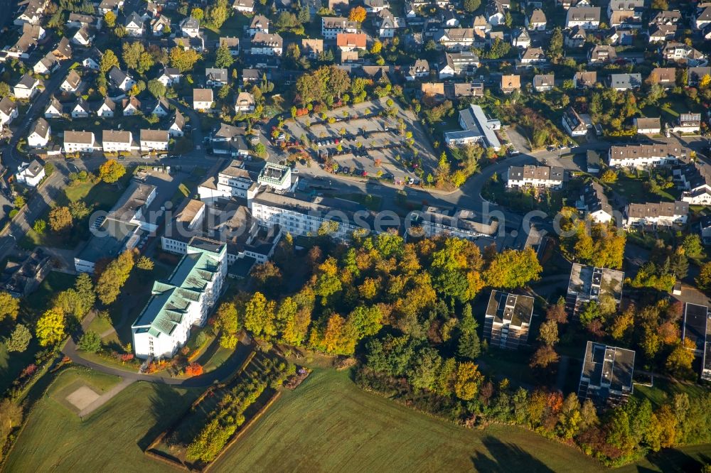 Aerial photograph Meschede - Clinic of the hospital grounds Sankt Walburga-Krankenhaus Meschede Notfall on Schederweg in Meschede in the state North Rhine-Westphalia, Germany