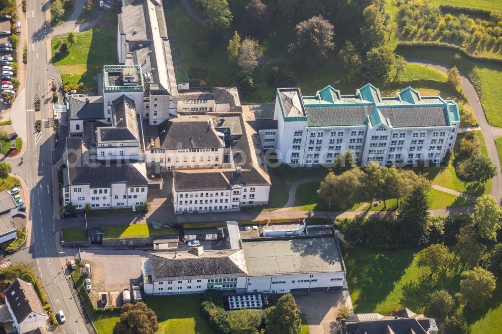 Meschede from the bird's eye view: Clinic of the hospital grounds Sankt Walburga-Krankenhaus Meschede Notfall on Schederweg in Meschede in the state North Rhine-Westphalia, Germany