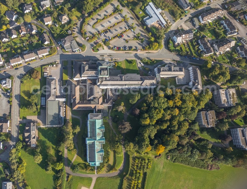 Aerial image Meschede - Clinic of the hospital grounds Sankt Walburga-Krankenhaus Meschede Notfall on Schederweg in Meschede in the state North Rhine-Westphalia, Germany